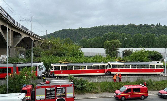 В Праге столкнулись два трамвая, водителя пришлось вызволять