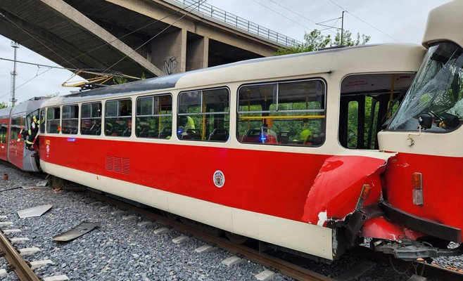 В Праге столкнулись два трамвая, водителя пришлось вызволять