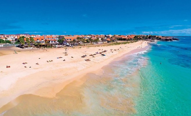 Толпы чехов собираются на море. Первые направления уже распроданы