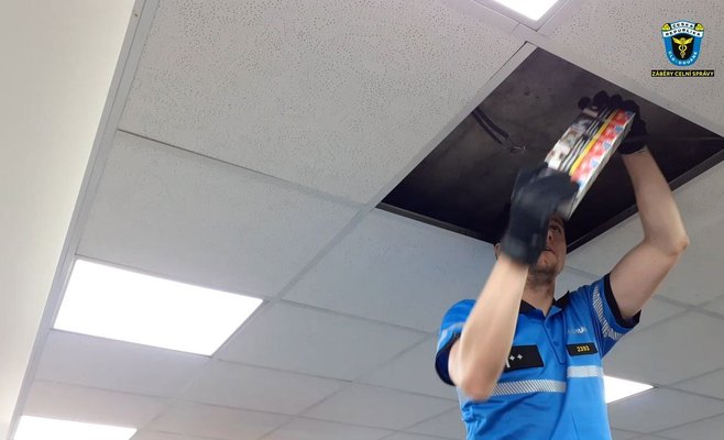 Южночешские таможенники обнаружили тайник с пачками сигарет под потолком