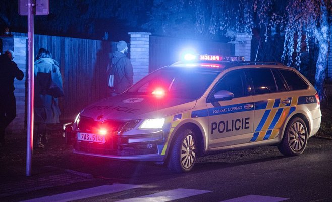 Молодой парень в Пршибраме ударил ножом в окно водителя, выкинул девушку из машины и уехал