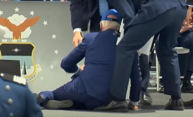Байден споткнулся и упал на торжественном мероприятии: ВИДЕО
