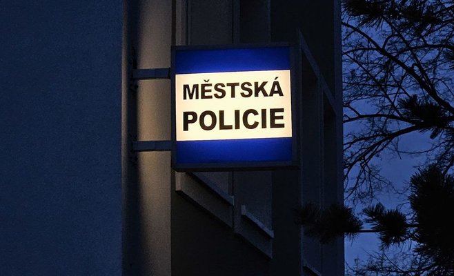 Пенсионерка из Брно упала на улице, у нее было почти полмиллиона в конвертах