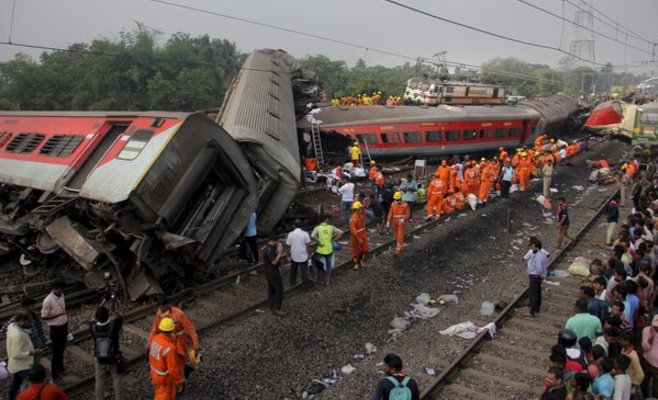 Ужасная катастрофа на железной дороге в Индии. Более 290 человек погибли, сотни ранены: ВИДЕО