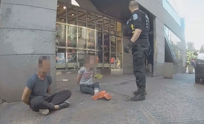 Мужчина, пьяная женщина и ее собака напали на полицейских в центре Праги