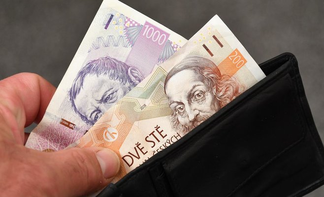 Средняя заработная плата в первом квартале упала на 6,7 % в реальном выражении