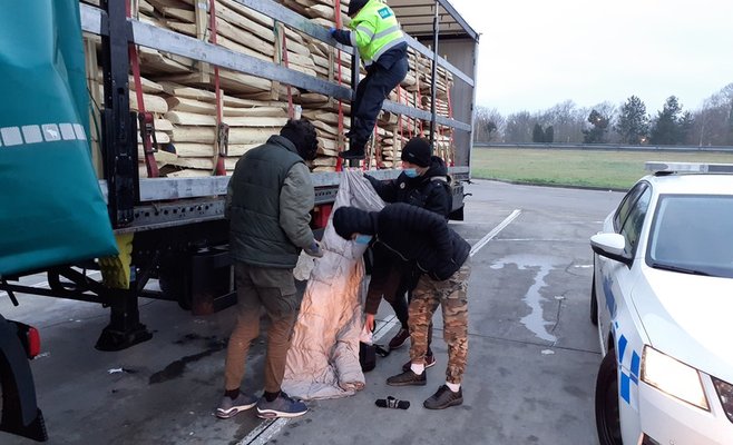 Водитель с беженцами был арестован на трассе D35 и оштрафован в ходе судебного разбирательства