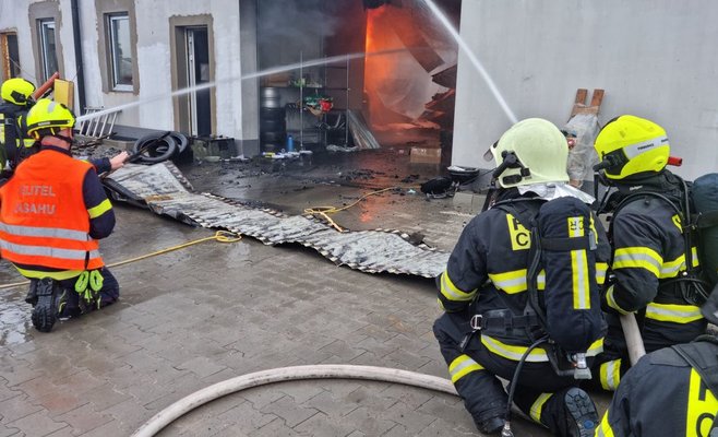 В Пардубицах сгорел шиномонтаж, ущерб превышает 11 миллионов