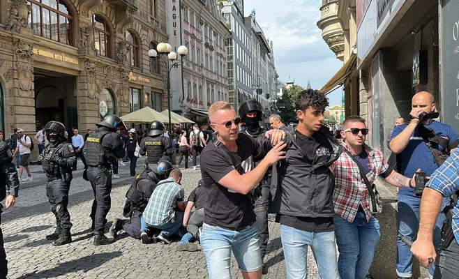 Тысячи футбольных фанатов из Англии оккупировали Прагу