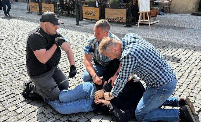 Тысячи футбольных фанатов из Англии оккупировали Прагу