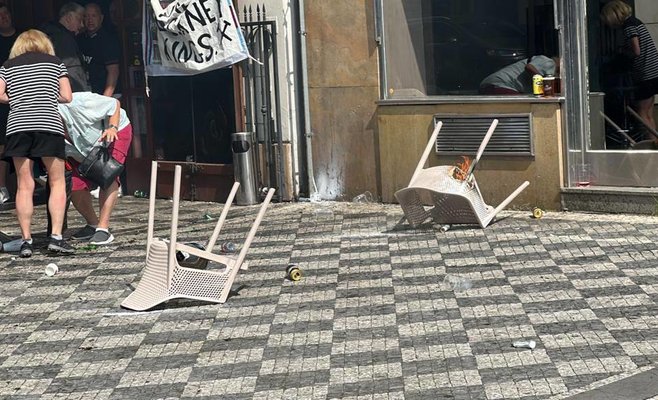 Тысячи футбольных фанатов из Англии оккупировали Прагу