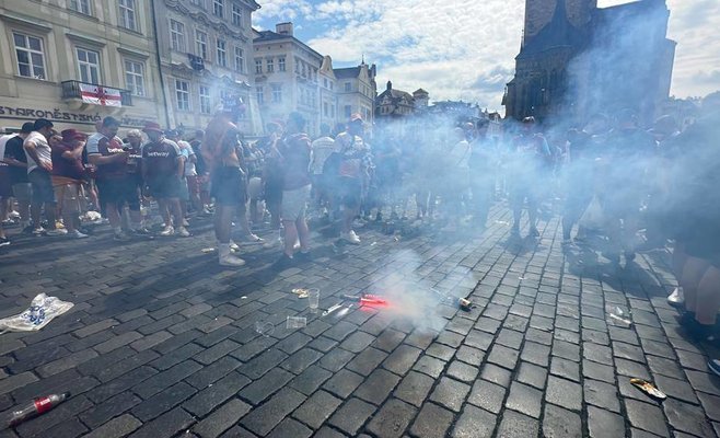 Тысячи футбольных фанатов из Англии оккупировали Прагу
