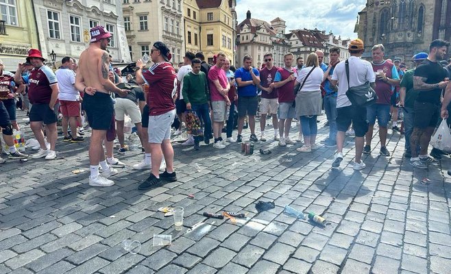Тысячи футбольных фанатов из Англии оккупировали Прагу