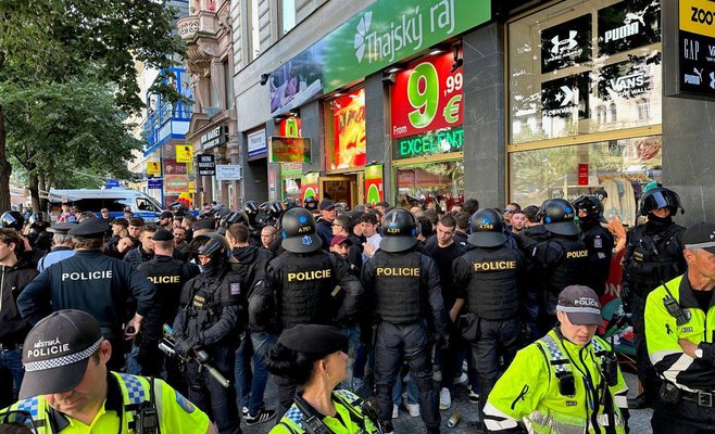 Тысячи футбольных фанатов из Англии оккупировали Прагу