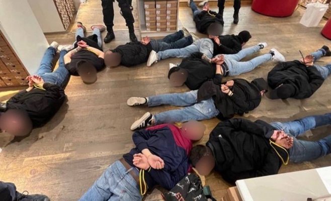 Тысячи футбольных фанатов из Англии оккупировали Прагу