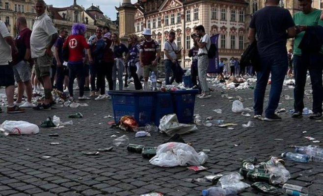 Тысячи футбольных фанатов из Англии оккупировали Прагу