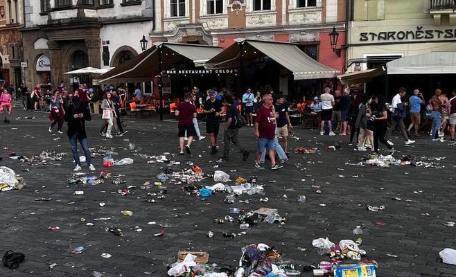 Тысячи футбольных фанатов из Англии оккупировали Прагу