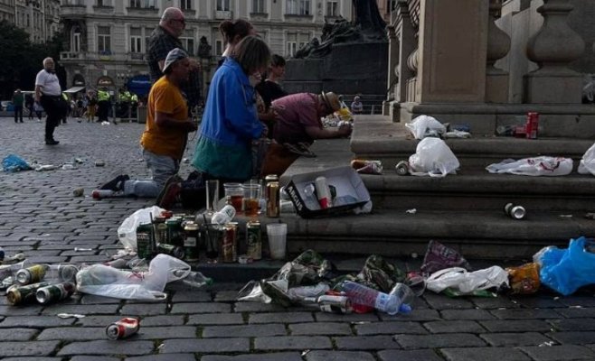 Тысячи футбольных фанатов из Англии оккупировали Прагу