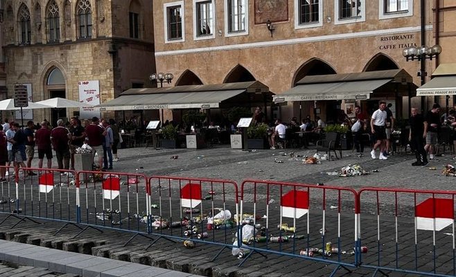 Тысячи футбольных фанатов из Англии оккупировали Прагу