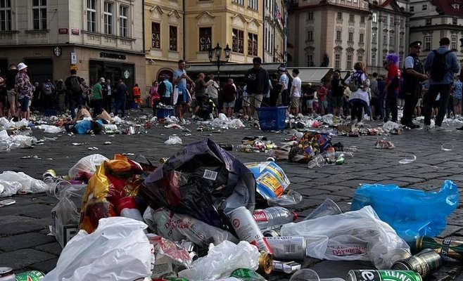 Тысячи футбольных фанатов из Англии оккупировали Прагу