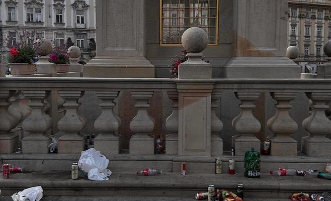 Тысячи футбольных фанатов из Англии оккупировали Прагу