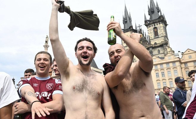 Тысячи футбольных фанатов из Англии оккупировали Прагу