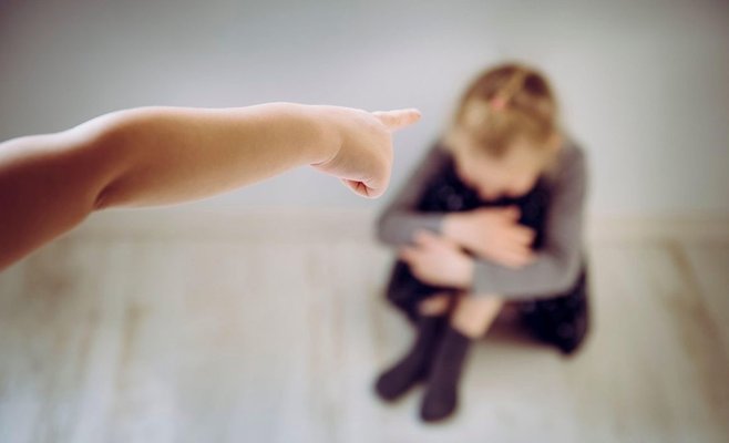 Школьники во время поездки издевались над одноклассницей, плевали ей в лицо, потому что она украинка: ВИДЕО