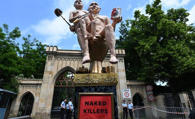 Противники и сторонники России собрались у посольства в Праге