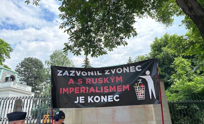 Противники и сторонники России собрались у посольства в Праге