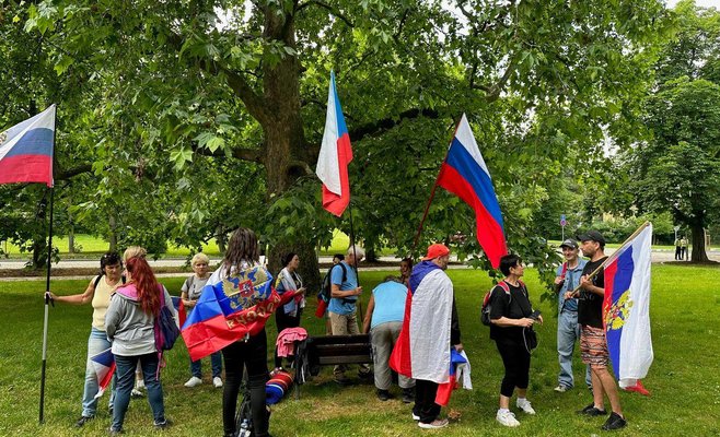 Противники и сторонники России собрались у посольства в Праге