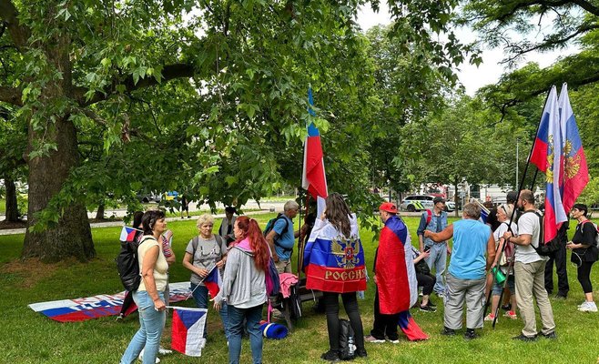 Противники и сторонники России собрались у посольства в Праге