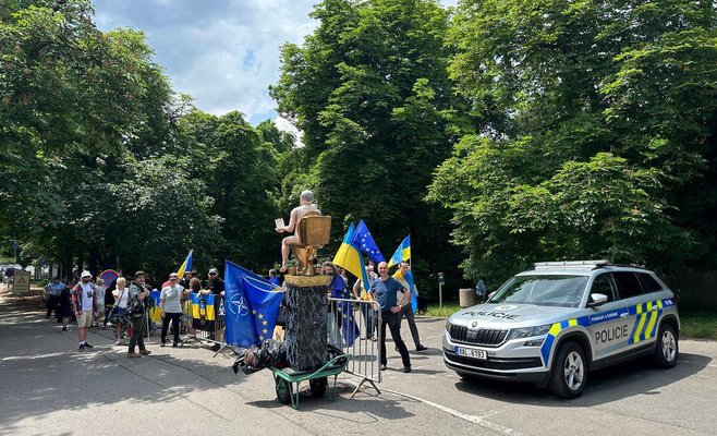 Противники и сторонники России собрались у посольства в Праге