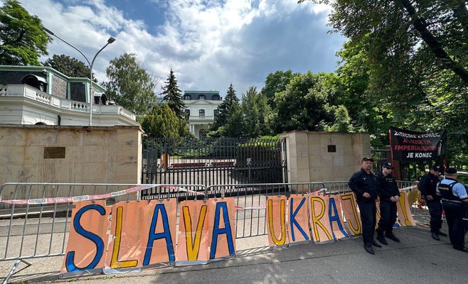 Противники и сторонники России собрались у посольства в Праге