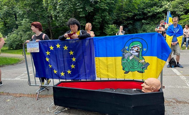 Противники и сторонники России собрались у посольства в Праге