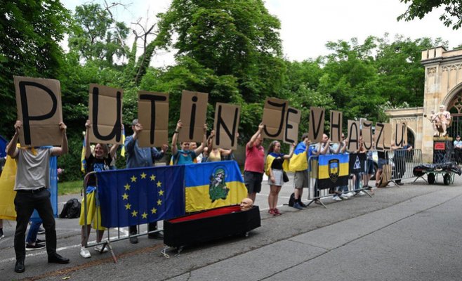 Противники и сторонники России собрались у посольства в Праге