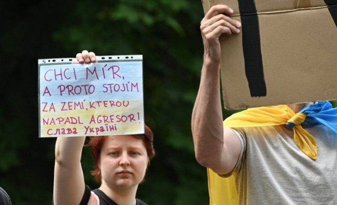 Противники и сторонники России собрались у посольства в Праге