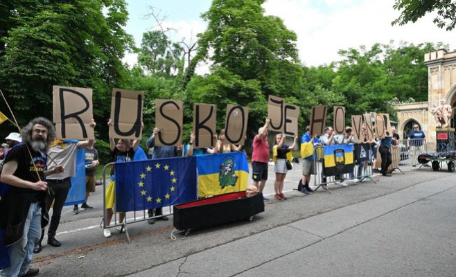 Противники и сторонники России собрались у посольства в Праге