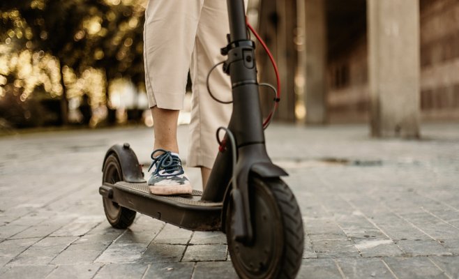 Мужчина в Пардубицах катал своего пятилетнего ребенка на электросамокате в 2 часа ночи. В его крови было 1,8 промилле
