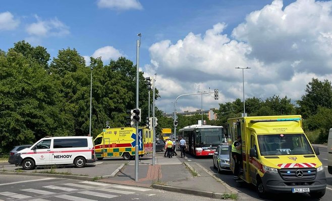 В Праге автобус резко затормозил. Десятки людей упали