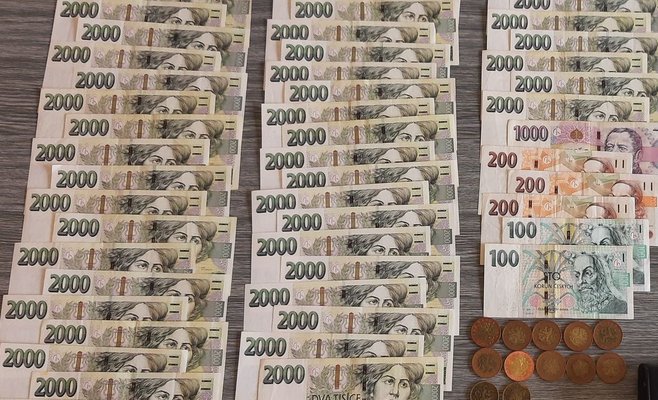 Мужчина в Новоичинском районе оставил свой бумажник со 100 000 чешских крон на мусорном ведре. Его тут же подобрала женщина.