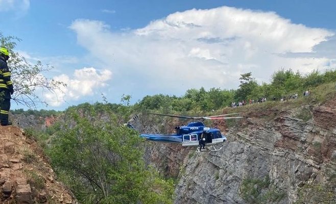 Парень упал в карьер 