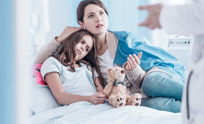 Министерство здравоохранения постановило, что родители имеют право постоянно находиться рядом с госпитализированными детьми.