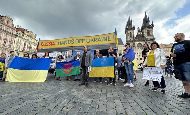 Ромы и украинцы собрались в центре Праги на памятное мероприятие, отвергая коллективную вину и ксенофобию