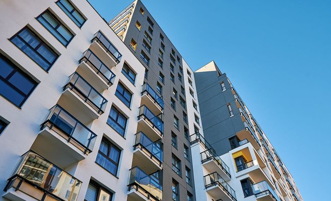 На новую квартиру в Праге люди должны откладывать свои зарплаты 16,6 лет , в прошлом году это было 17,3 года