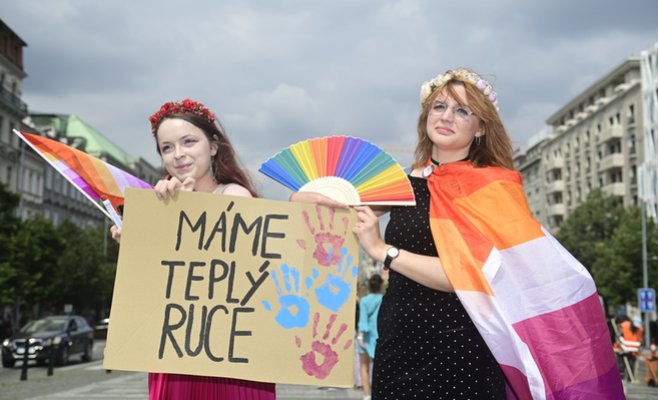 Большинство чехов согласны с правом гомосексуалистов на возможность усыновления детей или заключения брака