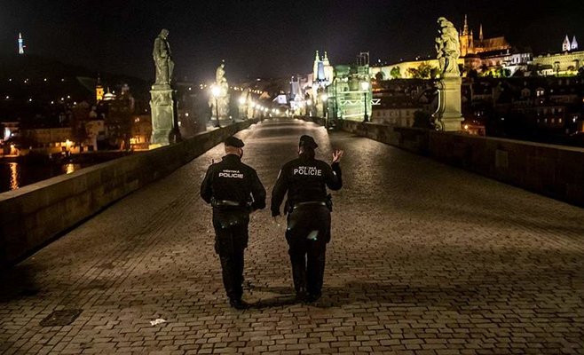 Пятеро мужчин жестоко избили человека в центре Праги. Они думали, что он украинец: ВИДЕО