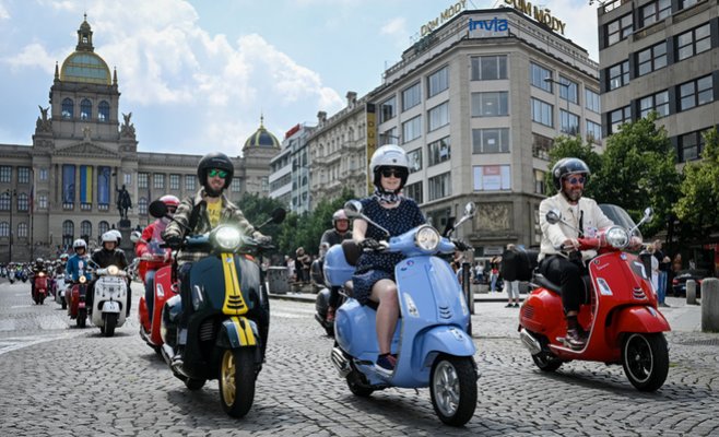 Более 430 скутеров Vespa и Piaggio проехали по Праге
