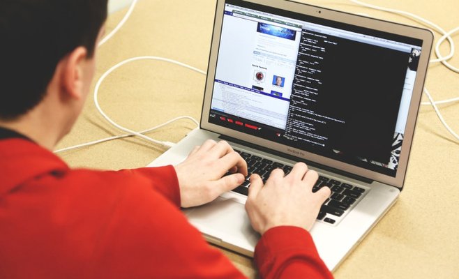 Женщина думала, что ей пишет Киану Ривз. Она отправила мошеннику полмиллиона