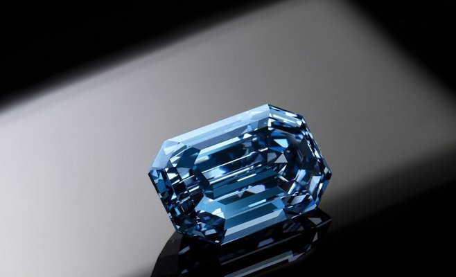 Традиция инвестировать в бриллианты снижается. Рекордные прошлогодние цены уже упали на восемнадцать процентов.