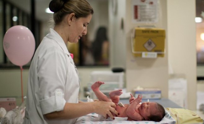 Число родов путем кесарева сечения может увеличиться из-за возраста и ожирения женщин